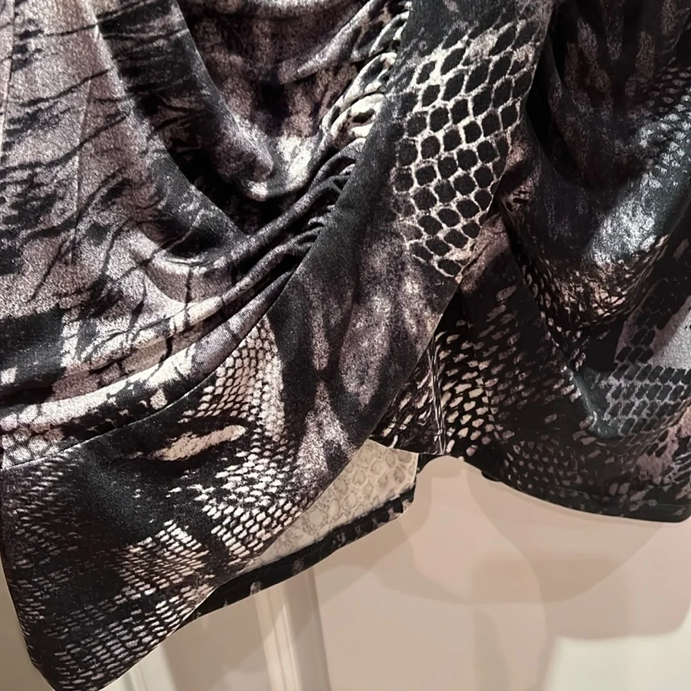 Le chateau form fitting dress - Picture 5 of 13